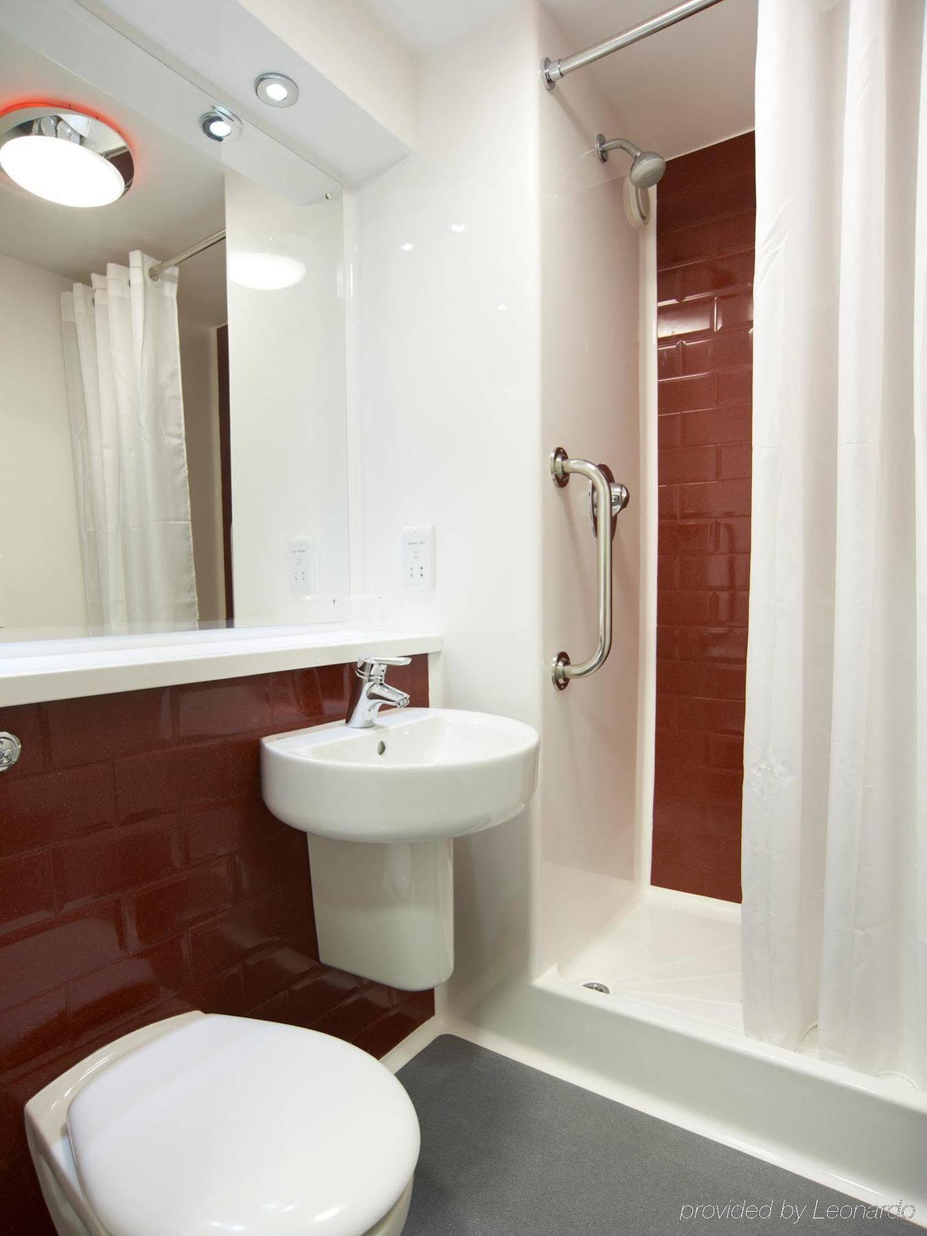 Ibis Budget London Heathrow Central Cranford Eksteriør billede